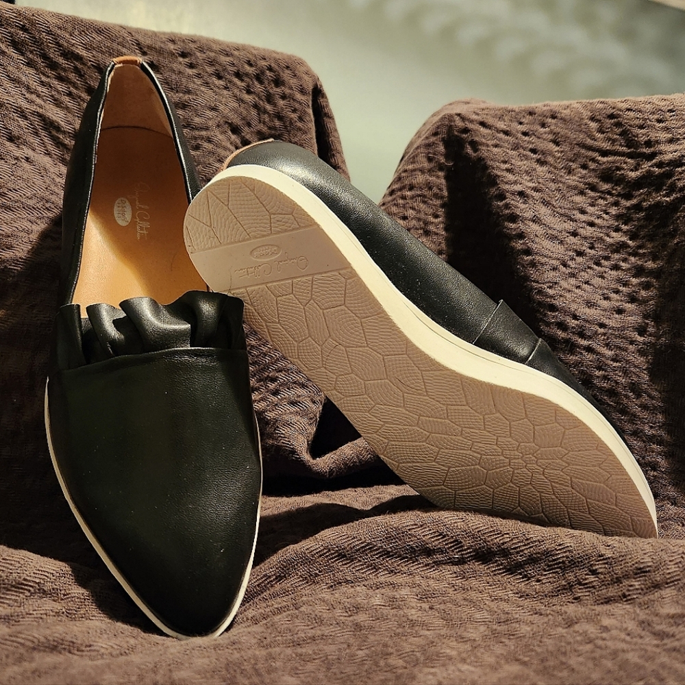 Black ruffle slip on pointed Vienna Chic Dr Scholl's Comfort shoes 7.5 M NWOT